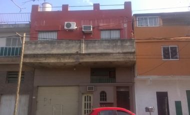 Excelente PH al frente sin expensas de 3 amb. con balcon, patio y terraza.