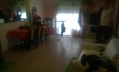 Excelente PH al frente sin expensas de 3 amb. con balcon, patio y terraza.