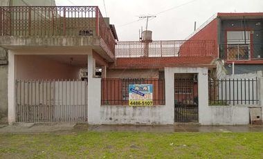Casa en venta en Isidro Casanova
