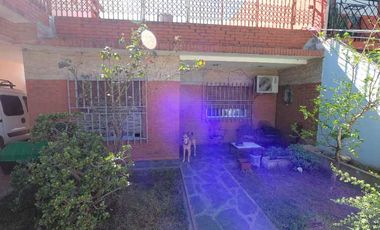 Casa en venta en Isidro Casanova