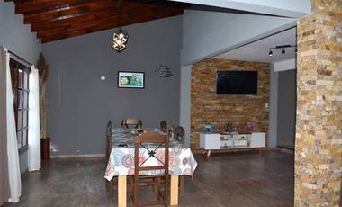 CASA MODERNA IMPLANTADA EN ESPECTACULAR LOTE