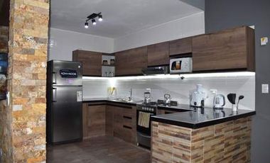 CASA MODERNA IMPLANTADA EN ESPECTACULAR LOTE