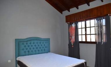 CASA MODERNA IMPLANTADA EN ESPECTACULAR LOTE