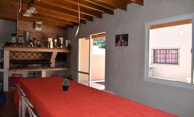 CASA MODERNA IMPLANTADA EN ESPECTACULAR LOTE