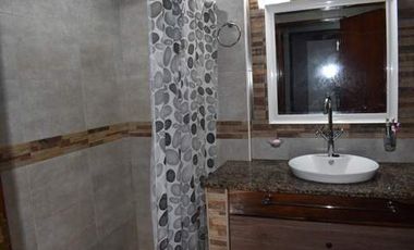 CASA MODERNA IMPLANTADA EN ESPECTACULAR LOTE