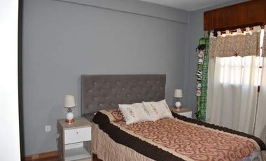 CASA MODERNA IMPLANTADA EN ESPECTACULAR LOTE