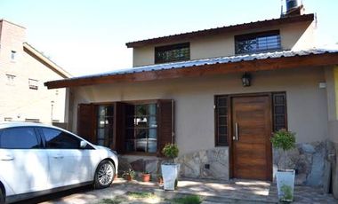 CASA MODERNA IMPLANTADA EN ESPECTACULAR LOTE
