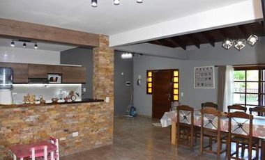 CASA MODERNA IMPLANTADA EN ESPECTACULAR LOTE