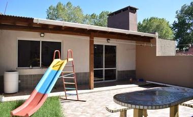 CASA MODERNA IMPLANTADA EN ESPECTACULAR LOTE