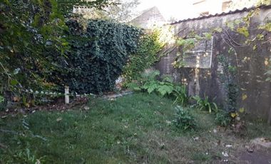 VENTA DE CASA 4 AMBIENTES UBICADA EN PLENO CENTRO DE MONTE GRANDE - APTA A CRÉDITO