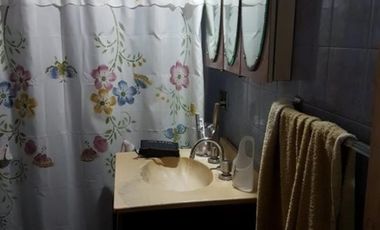 VENTA DE CASA 4 AMBIENTES UBICADA EN PLENO CENTRO DE MONTE GRANDE - APTA A CRÉDITO