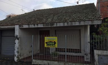 VENTA DE CASA 4 AMBIENTES UBICADA EN PLENO CENTRO DE MONTE GRANDE - APTA A CRÉDITO