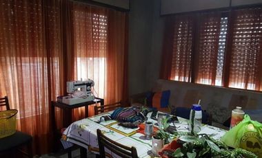 VENTA DE CASA 4 AMBIENTES UBICADA EN PLENO CENTRO DE MONTE GRANDE - APTA A CRÉDITO