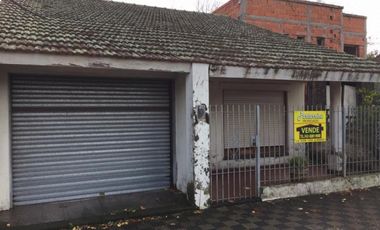 VENTA DE CASA 4 AMBIENTES UBICADA EN PLENO CENTRO DE MONTE GRANDE - APTA A CRÉDITO