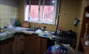 VENTA DE CASA 4 AMBIENTES UBICADA EN PLENO CENTRO DE MONTE GRANDE - APTA A CRÉDITO