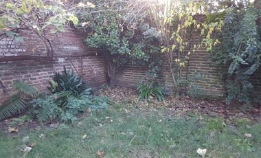 VENTA DE CASA 4 AMBIENTES UBICADA EN PLENO CENTRO DE MONTE GRANDE - APTA A CRÉDITO