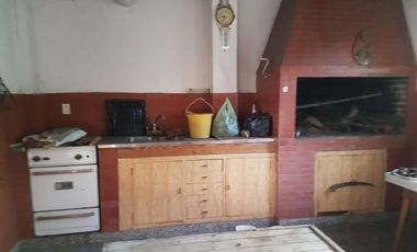 VENTA DE CASA 4 AMBIENTES UBICADA EN PLENO CENTRO DE MONTE GRANDE - APTA A CRÉDITO