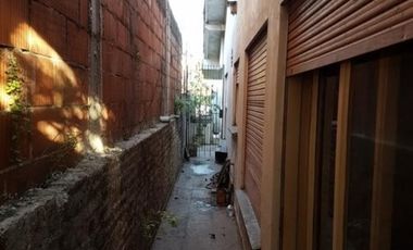 VENTA DE CASA 4 AMBIENTES UBICADA EN PLENO CENTRO DE MONTE GRANDE - APTA A CRÉDITO