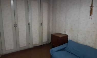 VENTA DE CASA 4 AMBIENTES UBICADA EN PLENO CENTRO DE MONTE GRANDE - APTA A CRÉDITO