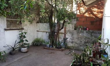 VENTA DE CASA 4 AMBIENTES UBICADA EN PLENO CENTRO DE MONTE GRANDE - APTA A CRÉDITO