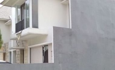 Rumah 2 lantai semi furnished di dalam komplek green andara