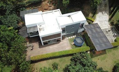 VENDO ESPECTACULAR CASA MODERNA