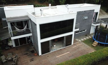 VENDO ESPECTACULAR CASA MODERNA