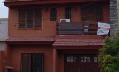 Chalet 2 Plantas de 6 Amb c/ Cochera y Fondo Libre ** Ideal 2 Familias **