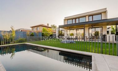 EN VENTA CON 5.000 m2 DE PARQUE CON JUEGOS (C.PEDREGALES)