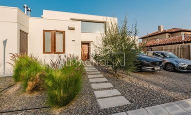EN VENTA CON 5.000 m2 DE PARQUE CON JUEGOS (C.PEDREGALES)