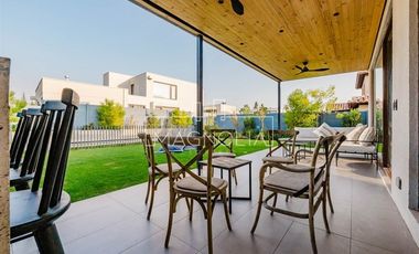 EN VENTA CON 5.000 m2 DE PARQUE CON JUEGOS (C.PEDREGALES)