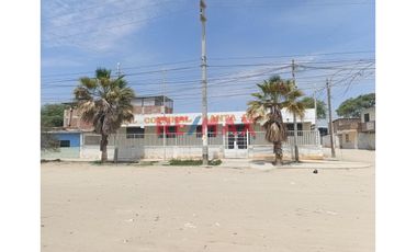 ¡🏡✨ Oportunidad única! Se vende **amplia casa** en el **A.H. Santa Rosa** 🏘️, ubicada en una zona estratégica cerca de:

📚 **Colegios**  
🛒 **Merca