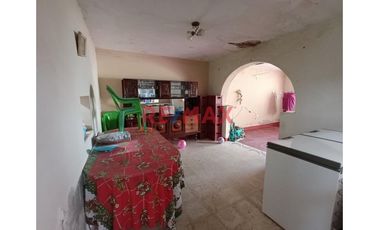 ¡🏡✨ Oportunidad única! Se vende **amplia casa** en el **A.H. Santa Rosa** 🏘️, ubicada en una zona estratégica cerca de:

📚 **Colegios**  
🛒 **Merca