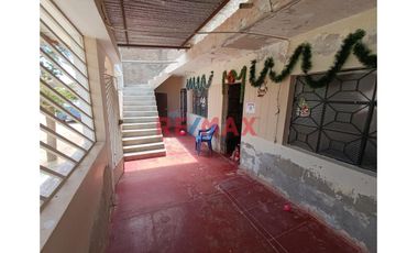 ¡🏡✨ Oportunidad única! Se vende **amplia casa** en el **A.H. Santa Rosa** 🏘️, ubicada en una zona estratégica cerca de:

📚 **Colegios**  
🛒 **Merca