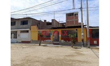 ¡🏡✨ Oportunidad única! Se vende **amplia casa** en el **A.H. Santa Rosa** 🏘️, ubicada en una zona estratégica cerca de:

📚 **Colegios**  
🛒 **Merca