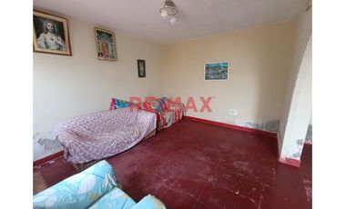 ¡🏡✨ Oportunidad única! Se vende **amplia casa** en el **A.H. Santa Rosa** 🏘️, ubicada en una zona estratégica cerca de:

📚 **Colegios**  
🛒 **Merca