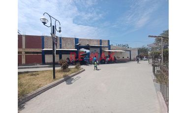 ¡🏡✨ Oportunidad única! Se vende **amplia casa** en el **A.H. Santa Rosa** 🏘️, ubicada en una zona estratégica cerca de:

📚 **Colegios**  
🛒 **Merca