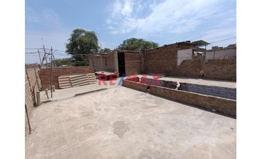 ¡🏡✨ Oportunidad única! Se vende **amplia casa** en el **A.H. Santa Rosa** 🏘️, ubicada en una zona estratégica cerca de:

📚 **Colegios**  
🛒 **Merca