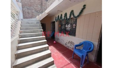 ¡🏡✨ Oportunidad única! Se vende **amplia casa** en el **A.H. Santa Rosa** 🏘️, ubicada en una zona estratégica cerca de:

📚 **Colegios**  
🛒 **Merca