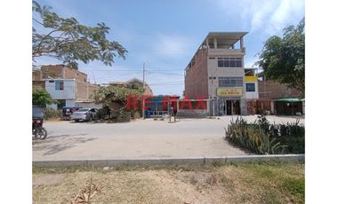 ¡🏡✨ Oportunidad única! Se vende **amplia casa** en el **A.H. Santa Rosa** 🏘️, ubicada en una zona estratégica cerca de:

📚 **Colegios**  
🛒 **Merca