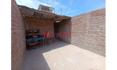 ¡🏡✨ Oportunidad única! Se vende **amplia casa** en el **A.H. Santa Rosa** 🏘️, ubicada en una zona estratégica cerca de:

📚 **Colegios**  
🛒 **Merca