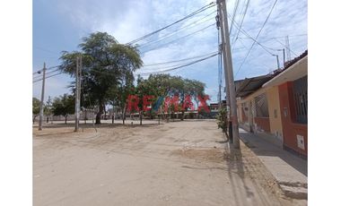 ¡🏡✨ Oportunidad única! Se vende **amplia casa** en el **A.H. Santa Rosa** 🏘️, ubicada en una zona estratégica cerca de:

📚 **Colegios**  
🛒 **Merca