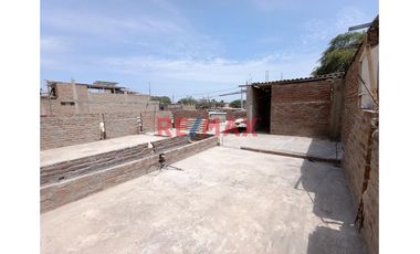 ¡🏡✨ Oportunidad única! Se vende **amplia casa** en el **A.H. Santa Rosa** 🏘️, ubicada en una zona estratégica cerca de:

📚 **Colegios**  
🛒 **Merca