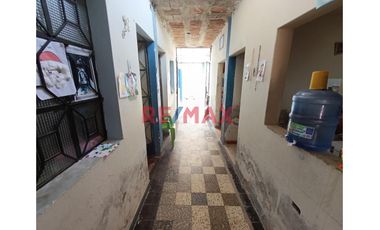 ¡🏡✨ Oportunidad única! Se vende **amplia casa** en el **A.H. Santa Rosa** 🏘️, ubicada en una zona estratégica cerca de:

📚 **Colegios**  
🛒 **Merca