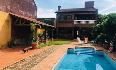 CASA EN VENTA 3 DORMITORIOS, GRANDE Y EN EXCELENTE CONDICIONES.