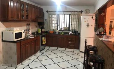 CASA EN VENTA 3 DORMITORIOS, GRANDE Y EN EXCELENTE CONDICIONES.