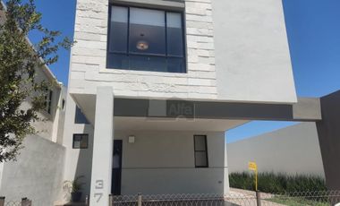 Casa en venta al norte de la ciudad Fracc. Sorrento modelo Bari 2