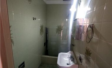 Espectacular casa 5 amb-Lote propio 8,66 x 25 mts.Garaje 2 autos-Quincho-Parrilla-Local 4x10 mts.