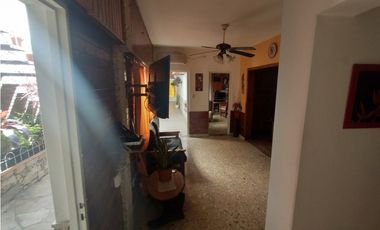 Espectacular casa 5 amb-Lote propio 8,66 x 25 mts.Garaje 2 autos-Quincho-Parrilla-Local 4x10 mts.