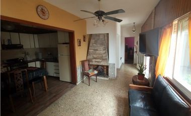 Espectacular casa 5 amb-Lote propio 8,66 x 25 mts.Garaje 2 autos-Quincho-Parrilla-Local 4x10 mts.